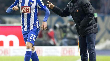 Niemand spielt, nur weil er jung ist. Jos Luhukay (links) hält viel von Nico Schulz, aber aufdrängen muss dieser sich schon selbst. 