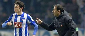 Niemand spielt, nur weil er jung ist. Jos Luhukay (links) hält viel von Nico Schulz, aber aufdrängen muss dieser sich schon selbst. 