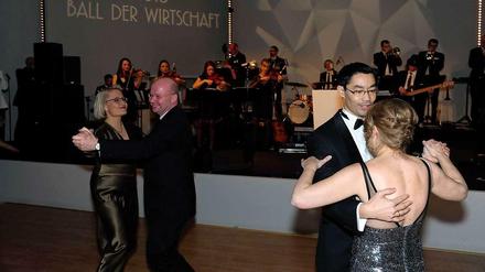 Wo tanzen sie denn? Und vor allem: Wer? Der Mann rechts ist ja nicht mehr dabei als Spitzenpolitiker. Das Foto zeigt den Ball im Jahr 2013.