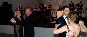 Wo tanzen sie denn? Und vor allem: Wer? Der Mann rechts ist ja nicht mehr dabei als Spitzenpolitiker. Das Foto zeigt den Ball im Jahr 2013.