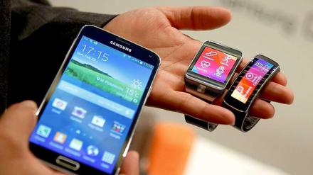 Eins links, zwei rechts - oder umgekehrt. Zum obligatorischen Smartphone sollen sich nach dem Wunsch der Hersteller in den kommenden Jahren noch eine Reihe mobiler Zusatzgeräte gesellen.