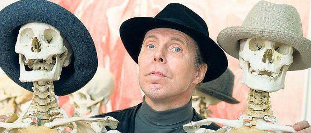 Kritiker sehen die Totenruhe gestört, wenn Gunther von Hagens die Körper ausstellt. Der 69-Jährige ist seit vielen Jahren an Parkinson erkrankt. Dieses Foto entstand 2010.
