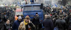 Regierungsgegner auf dem Maidan. Den Wasserwerfer der Polizei haben sie gekapert.