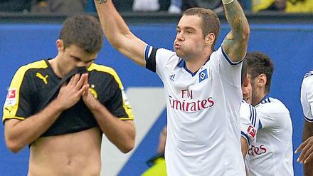 Durchatmen: Lasogga jubelt nach dem Sieg gegen den BVB.