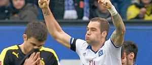 Durchatmen: Lasogga jubelt nach dem Sieg gegen den BVB.