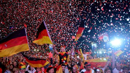 Feste feiern – und das bis zum frühen Morgen. Das soll zur Fußball-Weltmeisterschaft im Juni neben der Fanmeile auch in Biergärten und vor Kneipen möglich sein.