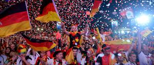 Feste feiern – und das bis zum frühen Morgen. Das soll zur Fußball-Weltmeisterschaft im Juni neben der Fanmeile auch in Biergärten und vor Kneipen möglich sein.