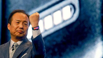 Samsung springt auf den Trend zu Fitness-Gadgets auf. Mobil-Chef JK Shin stellte in Barcelona die Datenuhr Gear Fit vor. Sie ähnelt den Fitness-Armbändern von Sony und Huawei, kann auf ihrem Display aber im Zusammenspiel mit einem Smartphone auch auf eingegangene E-Mails oder Kurznachrichten hinweisen. Erstmals wurde dabei ein gebogener AMOLED-Bildschirm verarbeitet.