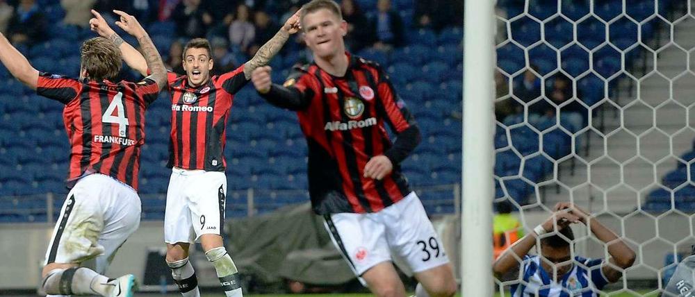 Eintracht Frankfurts Marco Russ, Joselu und Alexander Madlung (v. l. n. r.) jubeln über den Ausgleichstreffer zum 2:2 durch Portos Alex Sandro (2. v. r.). Torwart Helton (r.) ist geschlagen.