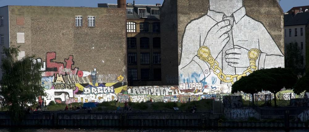 Coole Kreative siedeln sich gern in Kreuzberg an. Besonders die alten Gewerbehöfe sind heiß begehrt - ohne Wartezeit bekommen dort Gründer kaum noch Flächen.