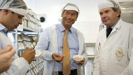 Der Finanzsenator hat sich auch schon die passende Frühlingskleidung angelegt. Hier bei einem schmackhaften Termin in der Fabrik von Florida Eis. Rechts einer der Chefs der Spandauer Kette, Olaf Höhn.