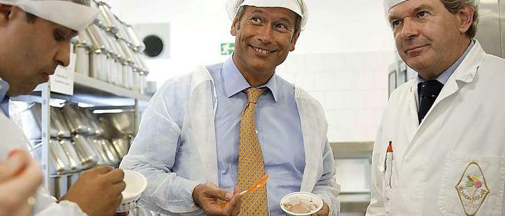 Der Finanzsenator hat sich auch schon die passende Frühlingskleidung angelegt. Hier bei einem schmackhaften Termin in der Fabrik von Florida Eis. Rechts einer der Chefs der Spandauer Kette, Olaf Höhn.
