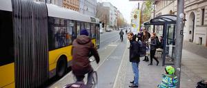 Konflikt eingebaut. An den Haltestellen der BVG führt der Radweg nun zwischen Bordstein und Wartehäuschen vorbei. Wegen der potenziellen Gefahr, gab es einen Gerichtsprozess.