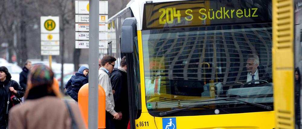Muss ein Bus eine Vollbremsung machen, ist die Verletzungsgefahr für die Passagiere sehr hoch.