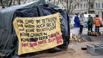 Kein Gas zum Heizen – Eine Feuerstelle als Wärmequelle im Flüchtlingscamp am Oranienplatz.