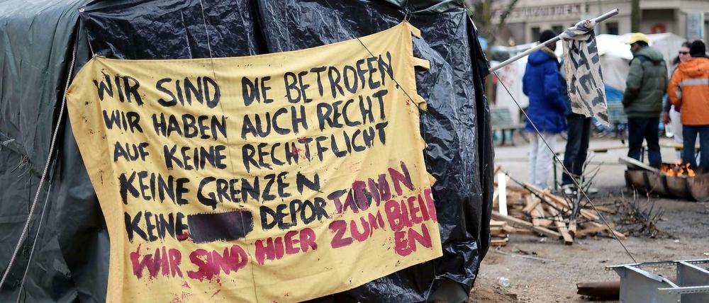 Kein Gas zum Heizen – Eine Feuerstelle als Wärmequelle im Flüchtlingscamp am Oranienplatz.