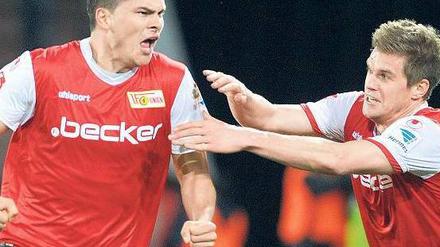 Wenn selbst die Verteidiger treffen, kann es gar nicht mehr schlecht laufen für den 1. FC Union. Fabian Schönheim (links, mit seinem Kollegen Simon Terodde) machte mit seinem Tor zum 2:0-Endstand gegen den FSV Frankfurt den ersten Sieg im Jahr 2014 perfekt.