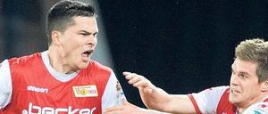 Wenn selbst die Verteidiger treffen, kann es gar nicht mehr schlecht laufen für den 1. FC Union. Fabian Schönheim (links, mit seinem Kollegen Simon Terodde) machte mit seinem Tor zum 2:0-Endstand gegen den FSV Frankfurt den ersten Sieg im Jahr 2014 perfekt.