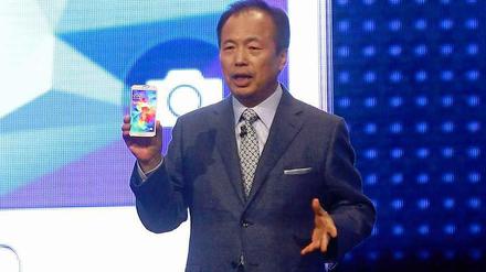 JK Shin, Chef von Samsung Mobile, präsentiert das neue Galaxy-Smartphone in Barcelona. 