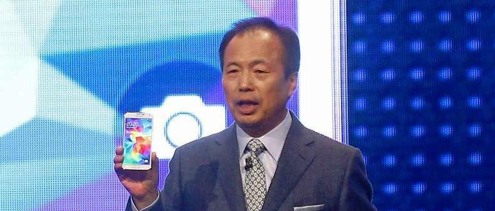 JK Shin, Chef von Samsung Mobile, präsentiert das neue Galaxy-Smartphone in Barcelona.