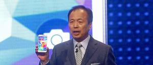 JK Shin, Chef von Samsung Mobile, präsentiert das neue Galaxy-Smartphone in Barcelona.