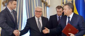 Der ukrainische Präsident Viktor Janukowitsch mit Oppositionsführer Vitali Klitschko und dem deutschen Außenminister Frank-Walter Steinmeier.