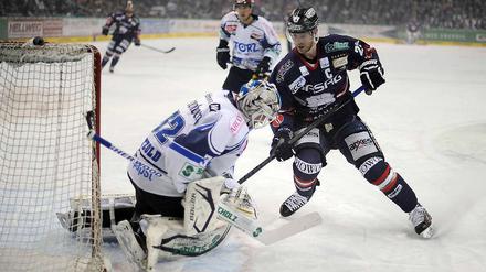 Am 5. Januar verloren die Eisbären ihr erstes Heimspiel gegen Schwenningen im Penaltyschießen. Diesmal wollen es Barry Tallackson und seine Kollegen besser machen.