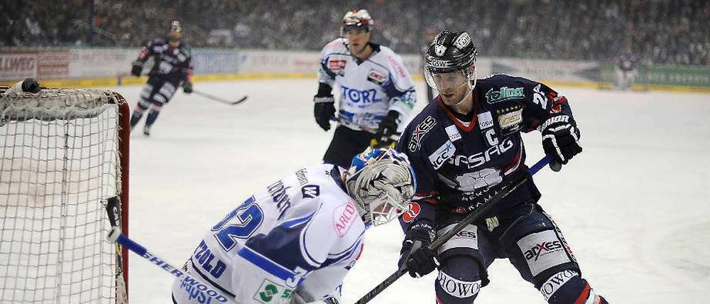 Am 5. Januar verloren die Eisbären ihr erstes Heimspiel gegen Schwenningen im Penaltyschießen. Diesmal wollen es Barry Tallackson und seine Kollegen besser machen.