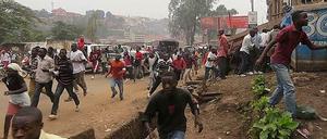 Menschen rennen Weg, im Hintergrund Autos