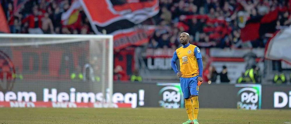 Allein unter jubelnden Franken: Braunschweigs Kumbela, der einmal traf und einmal vom Elfmeterpunkt aus verschoss.