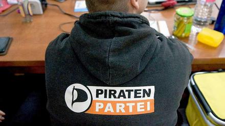 Das „Bombergate“ ist nach der Pleite bei der Bundestagswahl wohl die Klippe, an der das Piratenschiff endgültig zerschellt.