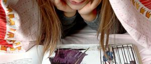 Das mit dem Lesen unter der Bettdecke fängt früh an.