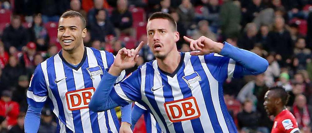 Anflug zum Abflug. Seinen Treffer zum 2:1-Sieg zelebrierte Sandro Wagner. Nur wenige Minuten später wurde Herthas Ersatzstürmer vom Platz gestellt.