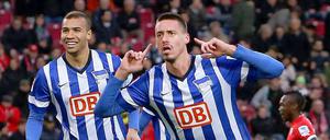 Anflug zum Abflug. Seinen Treffer zum 2:1-Sieg zelebrierte Sandro Wagner. Nur wenige Minuten später wurde Herthas Ersatzstürmer vom Platz gestellt.