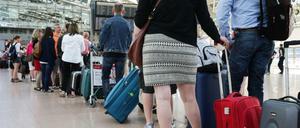 Um "extreme Wartezeiten" zu vermeiden, sollten Reisende heute nicht zum Frankfurter Flughafen kommen.