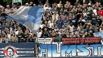 Willkommen im Karli. Nicht nur das wunderbar rustikale Stadion hat einen ganz speziellen Charakter. Die Fans des ehemaligen Fußballzweitligisten gelten als alternativ-kreativ. 