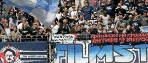 Willkommen im Karli. Nicht nur das wunderbar rustikale Stadion hat einen ganz speziellen Charakter. Die Fans des ehemaligen Fußballzweitligisten gelten als alternativ-kreativ. 