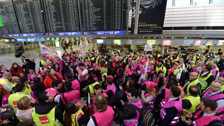 Sicherheitsmitarbeiter demonstrieren am Freitag am Flughafen von Frankfurt am Main (Hessen).