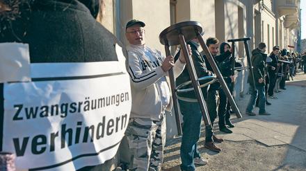 Stuhl für Stuhl zieht die Traditionskneipe Baiz um.