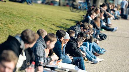 Auf der Mauer, auf der Lauer. Kleine Mittagspause im Monbijoupark.