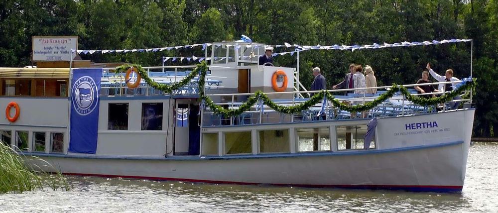 Gestatten, das ist die olle Hertha. 22 Meter lang, ein Kahn voller Geschichte. 1886 wurde das Schiff zu Wasser gelassen.