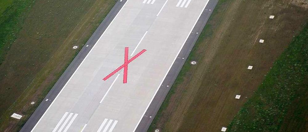 Die neue Südbahn am BER würde nicht in voller Länge genutzt. Bislang ist sie mit einem roten Kreuz gesperrt.