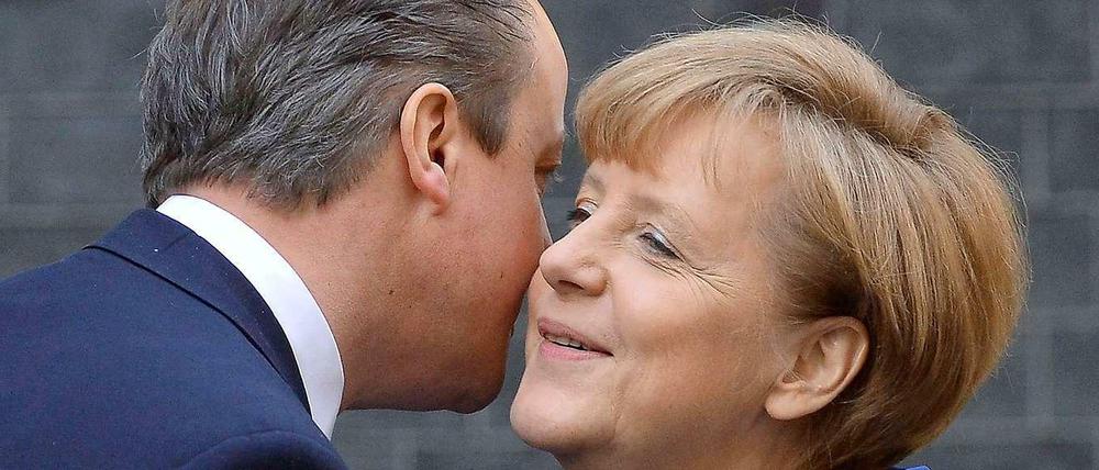Natürlich mit Küsschen. Die Kanzlerin ist aber nicht nur gekommen, um "nur" mit dem Premier zu reden. Sondern...