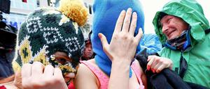 Kurz nach ihrer Verhaftung wurden die Mitglieder der Band Pussy Riot wieder frei gelassen.