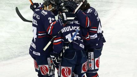 Steckt die Köpfe zusammen. Die Eisbären Berlin bejubeln das zwischenzeitliche 2:0 im Spiel gegen Schwenningen. 