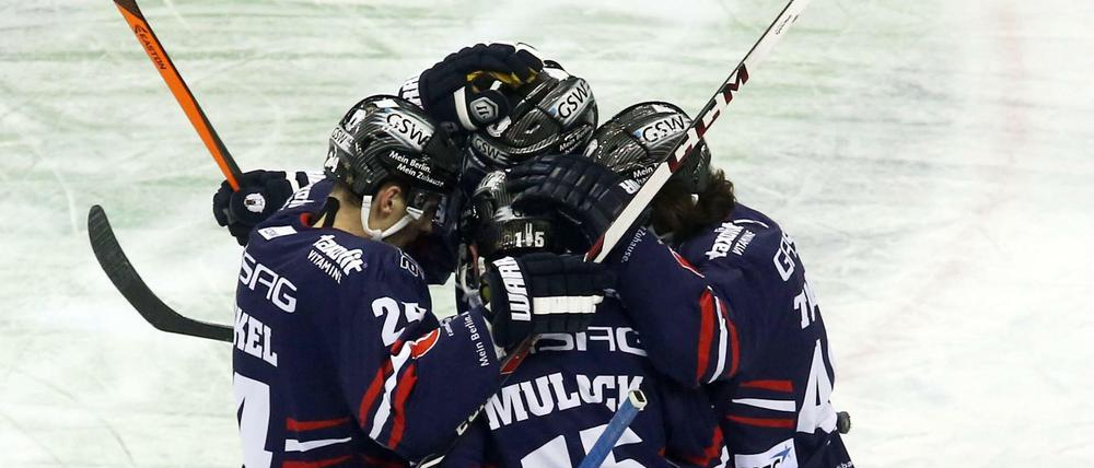 Steckt die Köpfe zusammen. Die Eisbären Berlin bejubeln das zwischenzeitliche 2:0 im Spiel gegen Schwenningen. 
