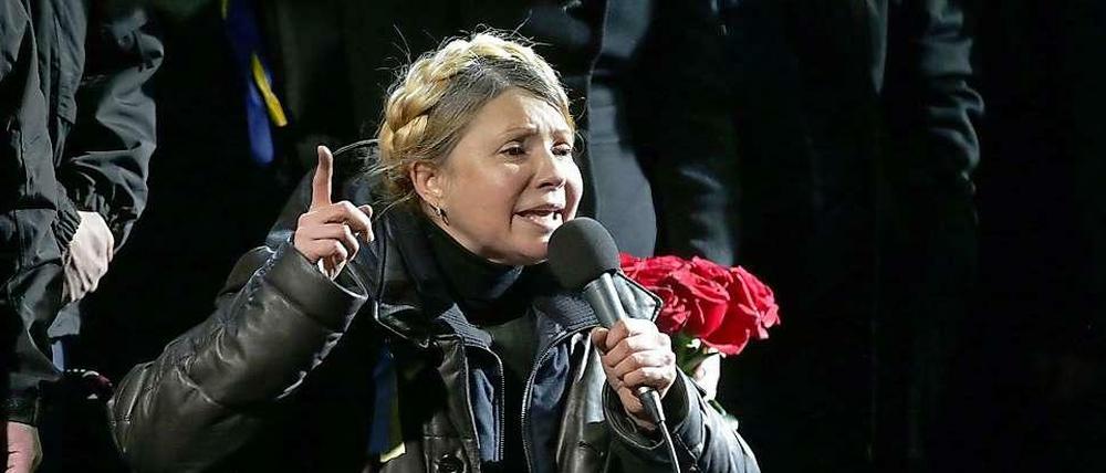 Oppositionsführerin Julia Timoschenko bei ihrer Rede auf dem Maidan zur nach ihrer Freilassung am Samstag.