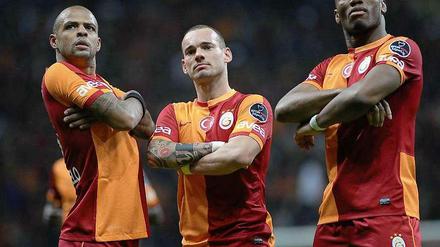 Chelsea soll ruhig kommen. Wesley Sneijder (Mitte) und Didier Drogba (rechts) spielten einst unter dem Londoner Trainer José Mourinho, am Mittwoch gibt es ein Wiedersehen. Burak Yilmaz posiert einfach mal mit.