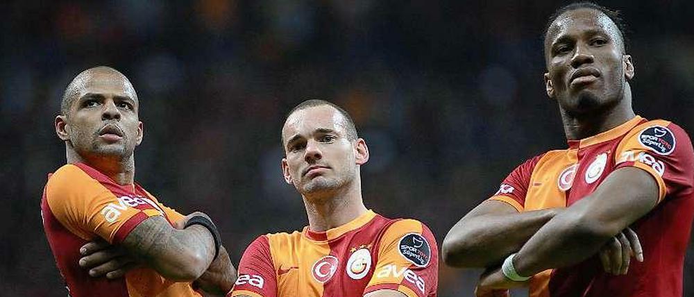 Chelsea soll ruhig kommen. Wesley Sneijder (Mitte) und Didier Drogba (rechts) spielten einst unter dem Londoner Trainer José Mourinho, am Mittwoch gibt es ein Wiedersehen. Burak Yilmaz posiert einfach mal mit.