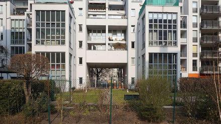Sackgasse.Am Olivaer Platz endet der neue öffentliche Weg am Zaun eines Wohnhauses.